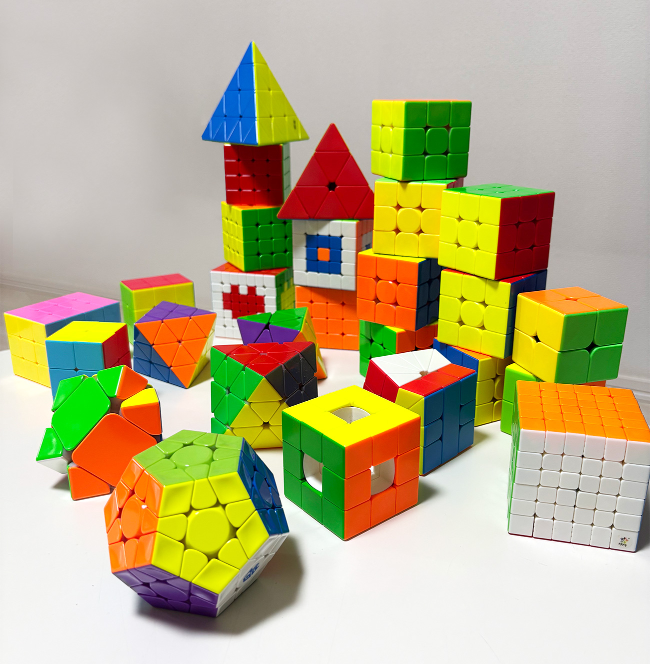 ルービックキューブや立体パズルの画像