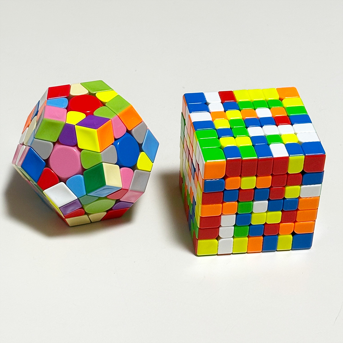 立体パズル、メガミンクス、ルービックキューブがシャッフルされた状態